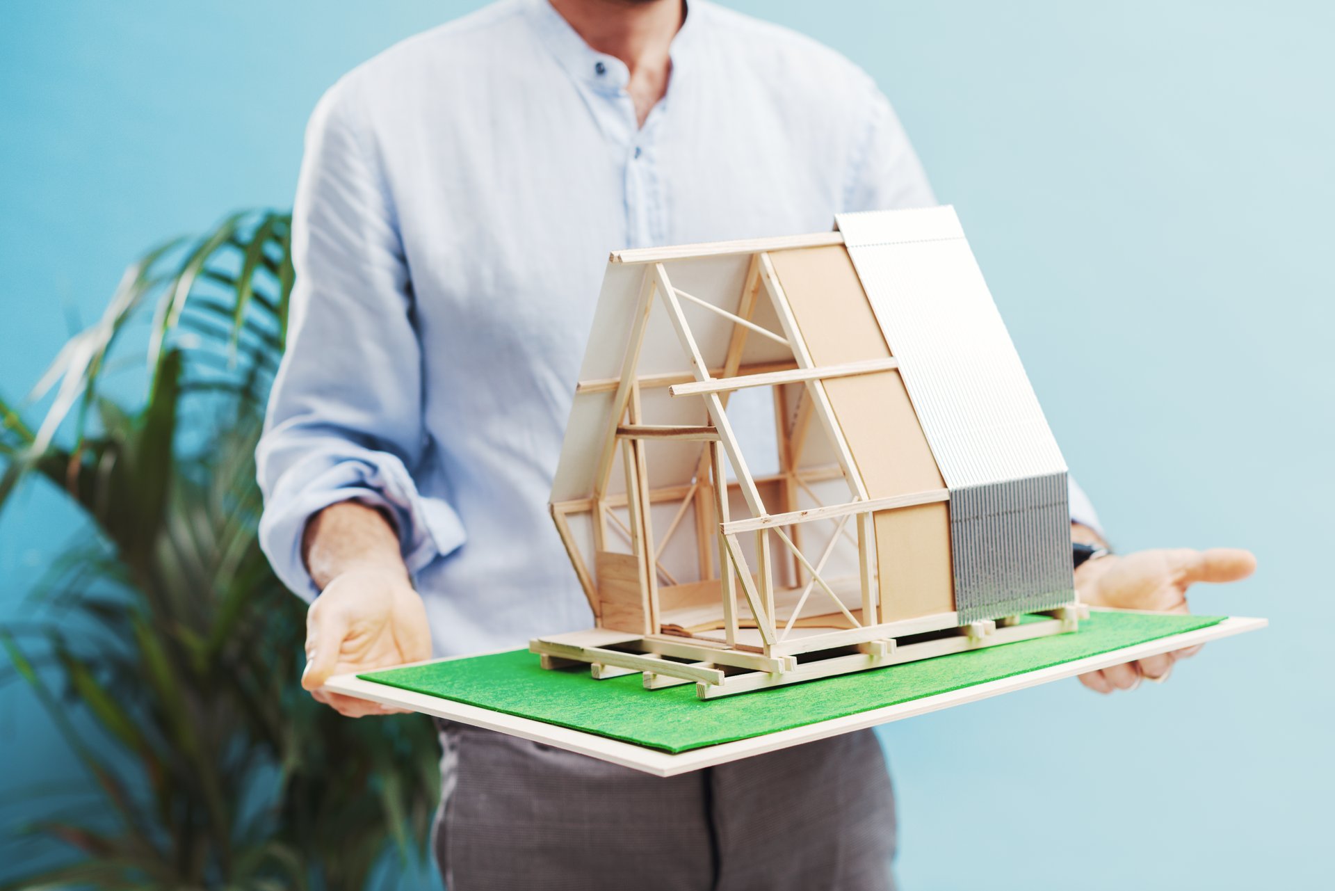 Архитект, работещ върху нови дизайнерски идеи и планове